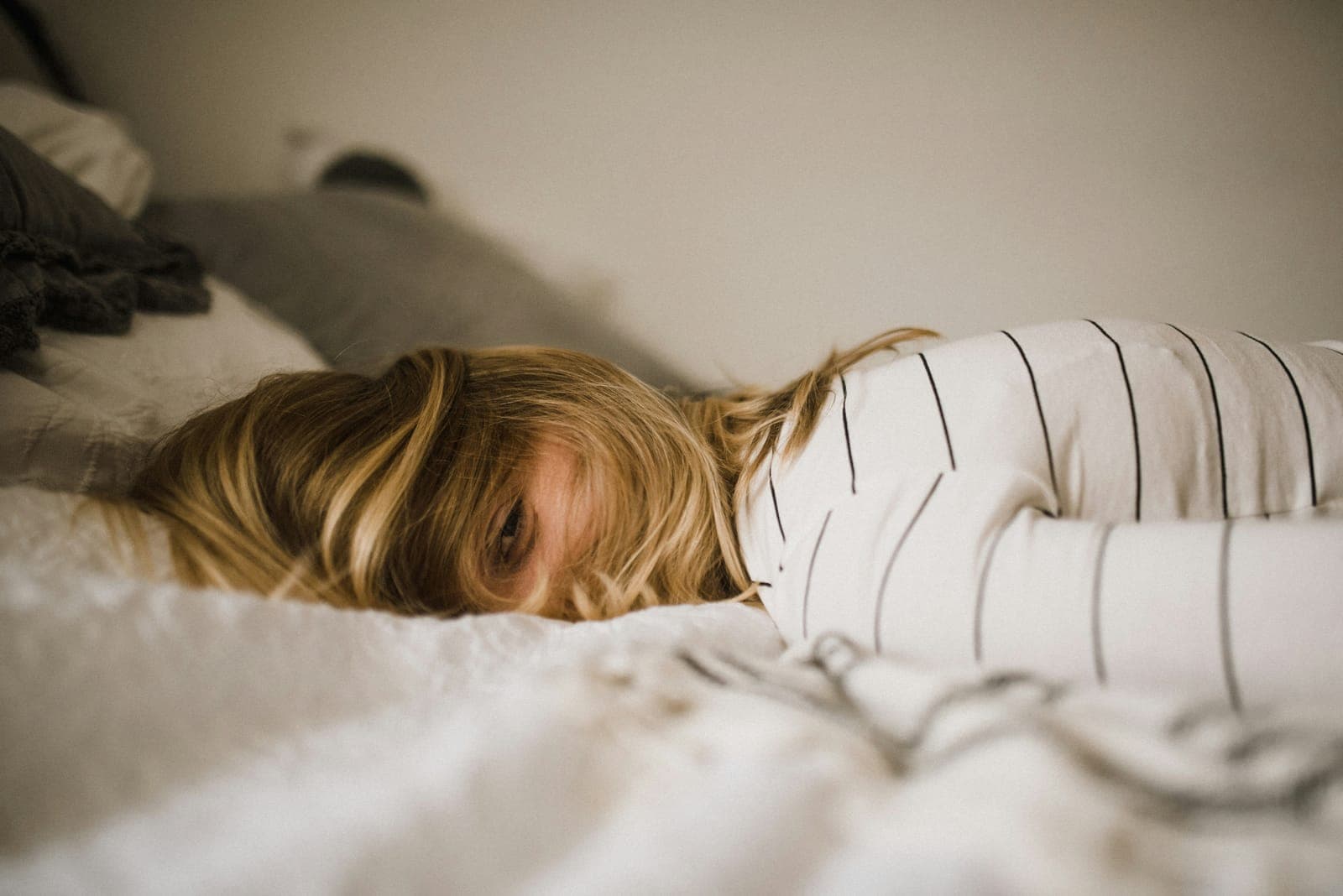 How to sleep and turn after hip surgery without making things worse